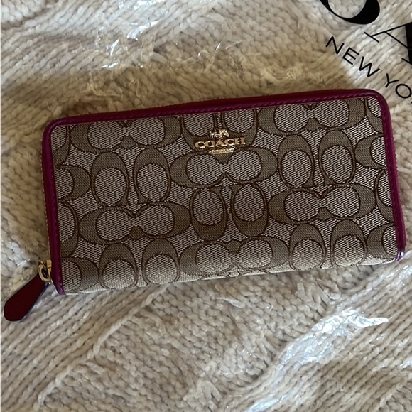 Coach handbag and matching wallet. - Picture 5 of 7